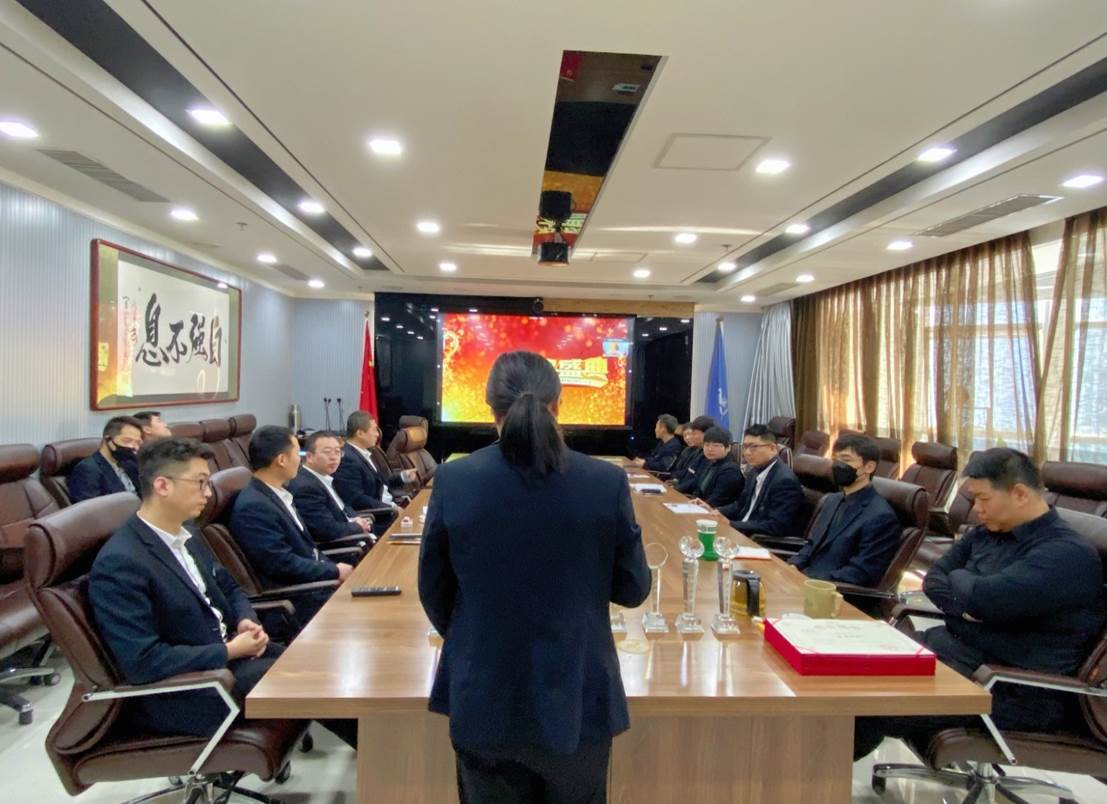 會議室里的人們描述已自動生成